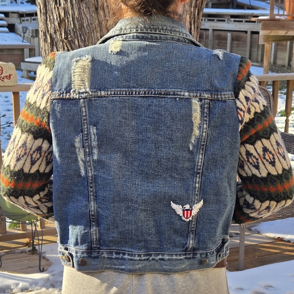 Free People Woman's Sweater Sleeve Distressed Jean Jacket Size Med Cropped EUC - Picture 16 of 16